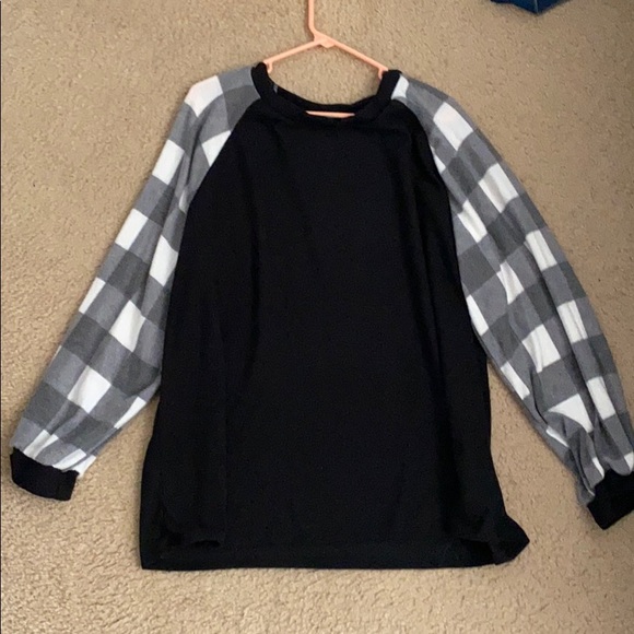 Black and white shirt - Picture 3 of 3